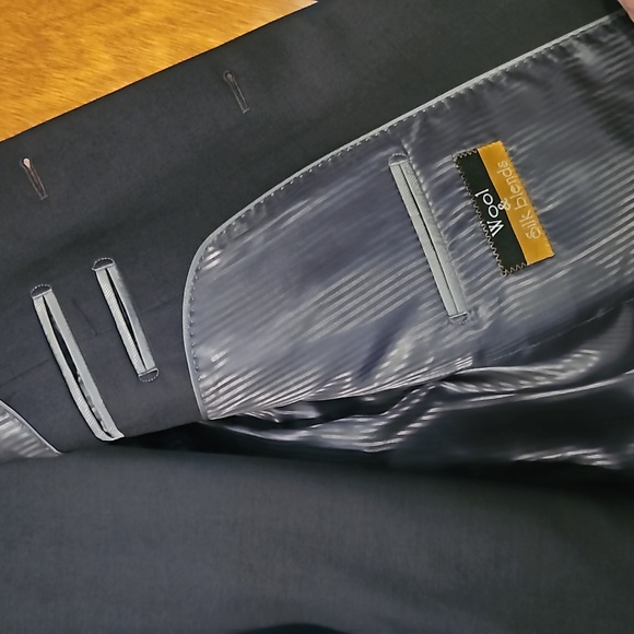 Suit - Picture 5 of 6